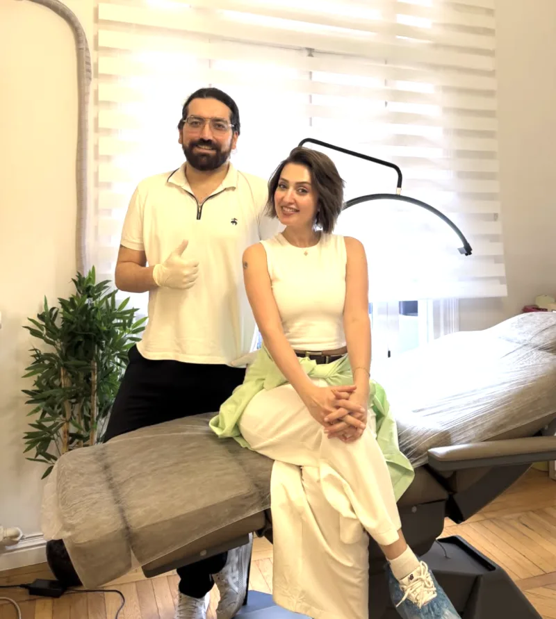 Dr. Ömer Erdoğan hastasıyla klinik odasında